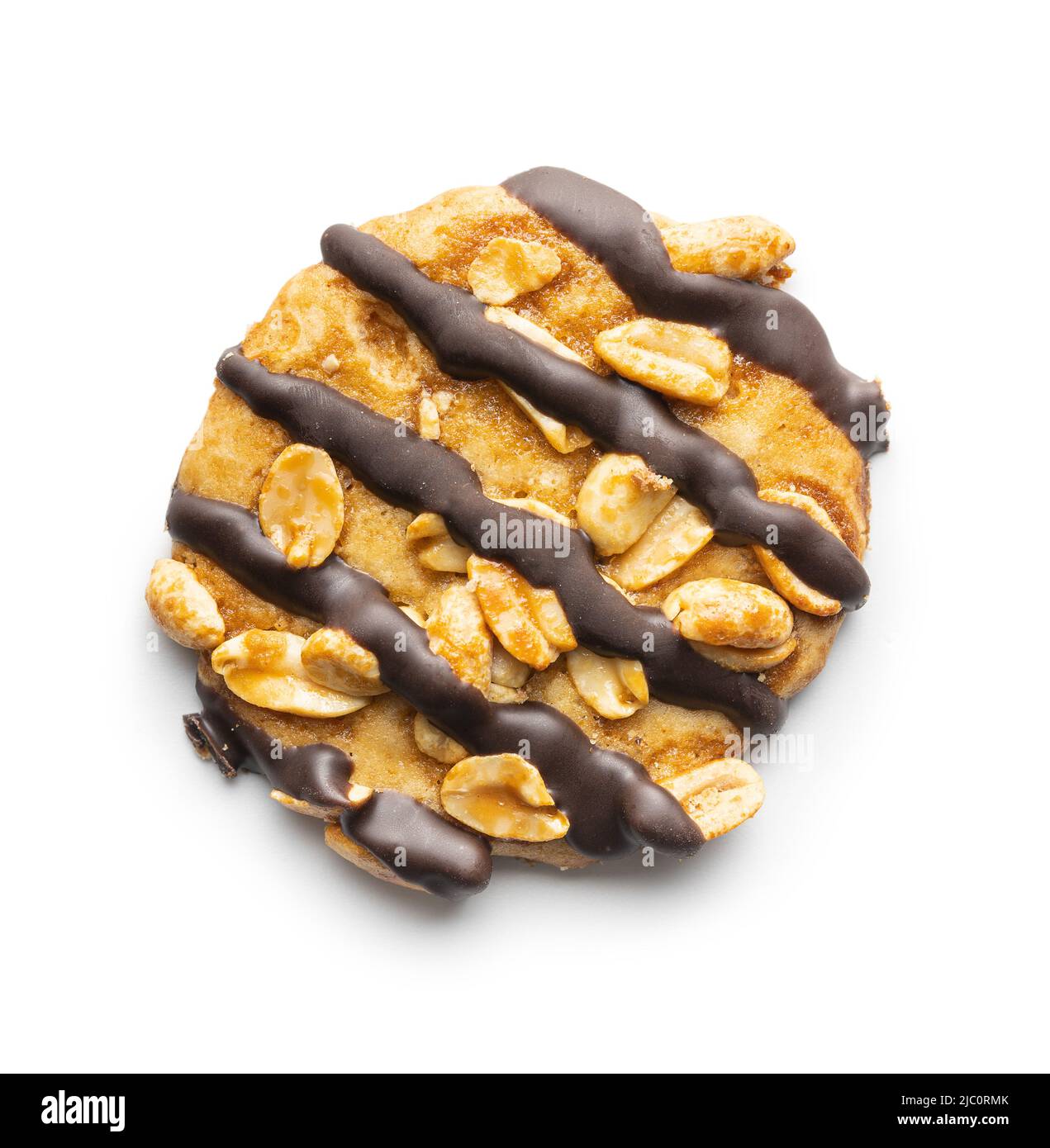 Biscuits aux pépites avec des arachides et des bandes de chocolat isolées sur un fond blanc. Banque D'Images