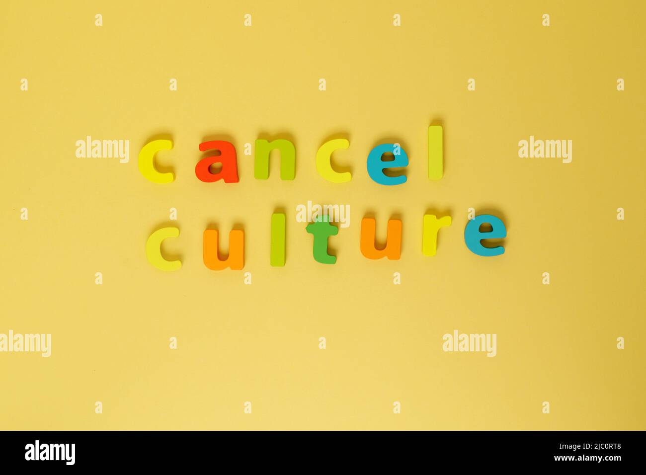 Annuler l'annulation de la culture et les réseaux sociaux. Lettres sur fond jaune. Annuler un symbole culturel Banque D'Images