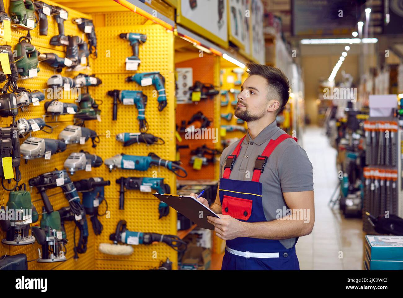 Le vendeur qui travaille dans un magasin de bricolage ou un centre  commercial vérifie les outils de construction Photo Stock - Alamy
