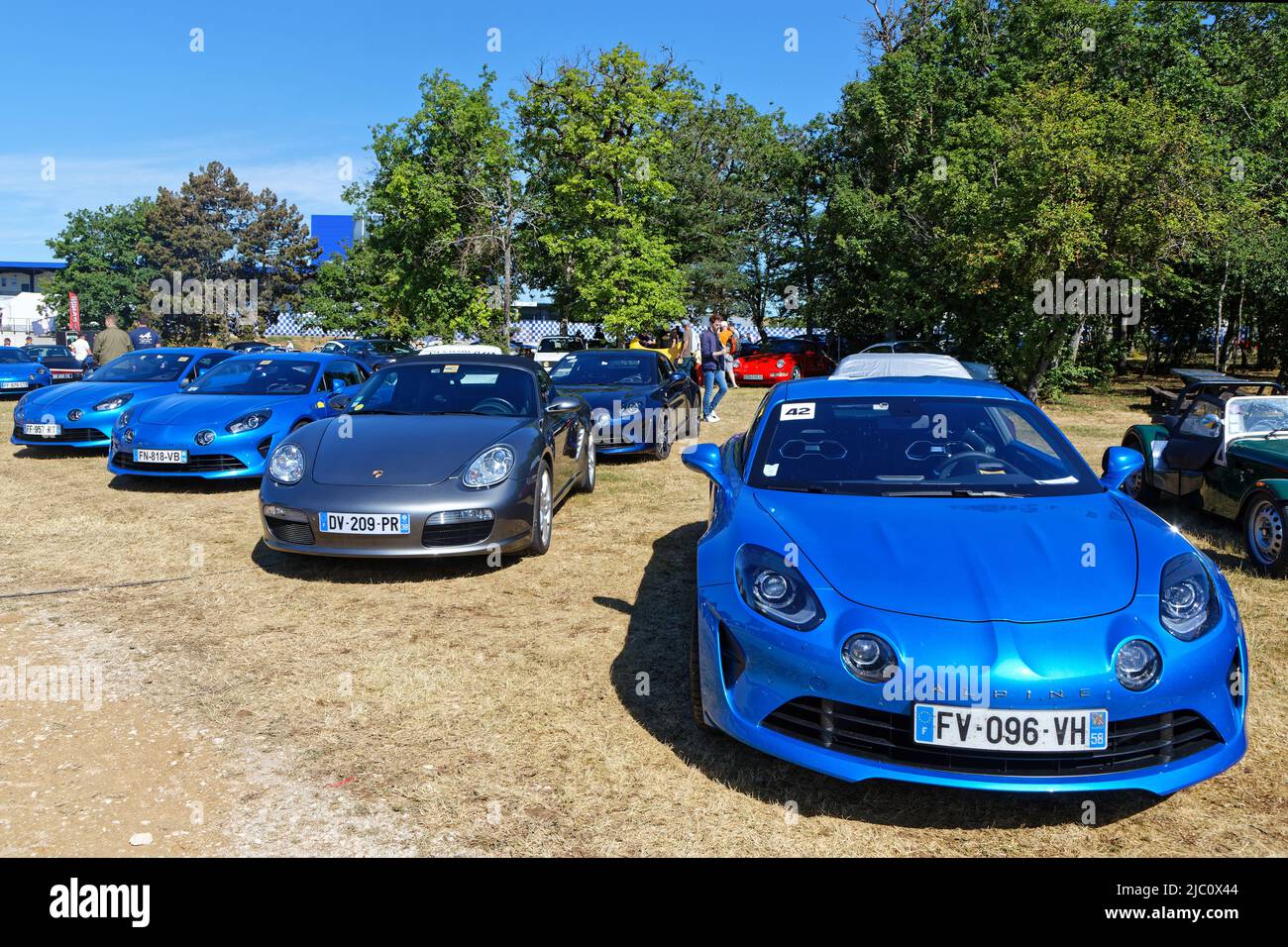 DIJON, FRANCE, 4 juin 2022 : exposition du Club alpin au Grand Prix de l'Age d'Or, la plus ancienne course de véhicules historiques de France, sur le circuit Dijon-Presnois. Banque D'Images