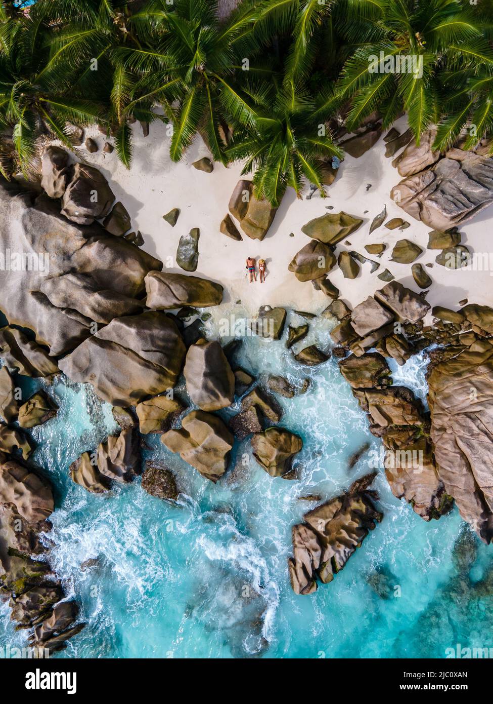 Anse Patates Beach, la Digue Island, Seyshelles, Drone vue aérienne de la Digue Seychelles vue d'oiseau. De l'île tropicale. Couple d'âge mûr hommes et femmes en vacances aux Seychelles Banque D'Images