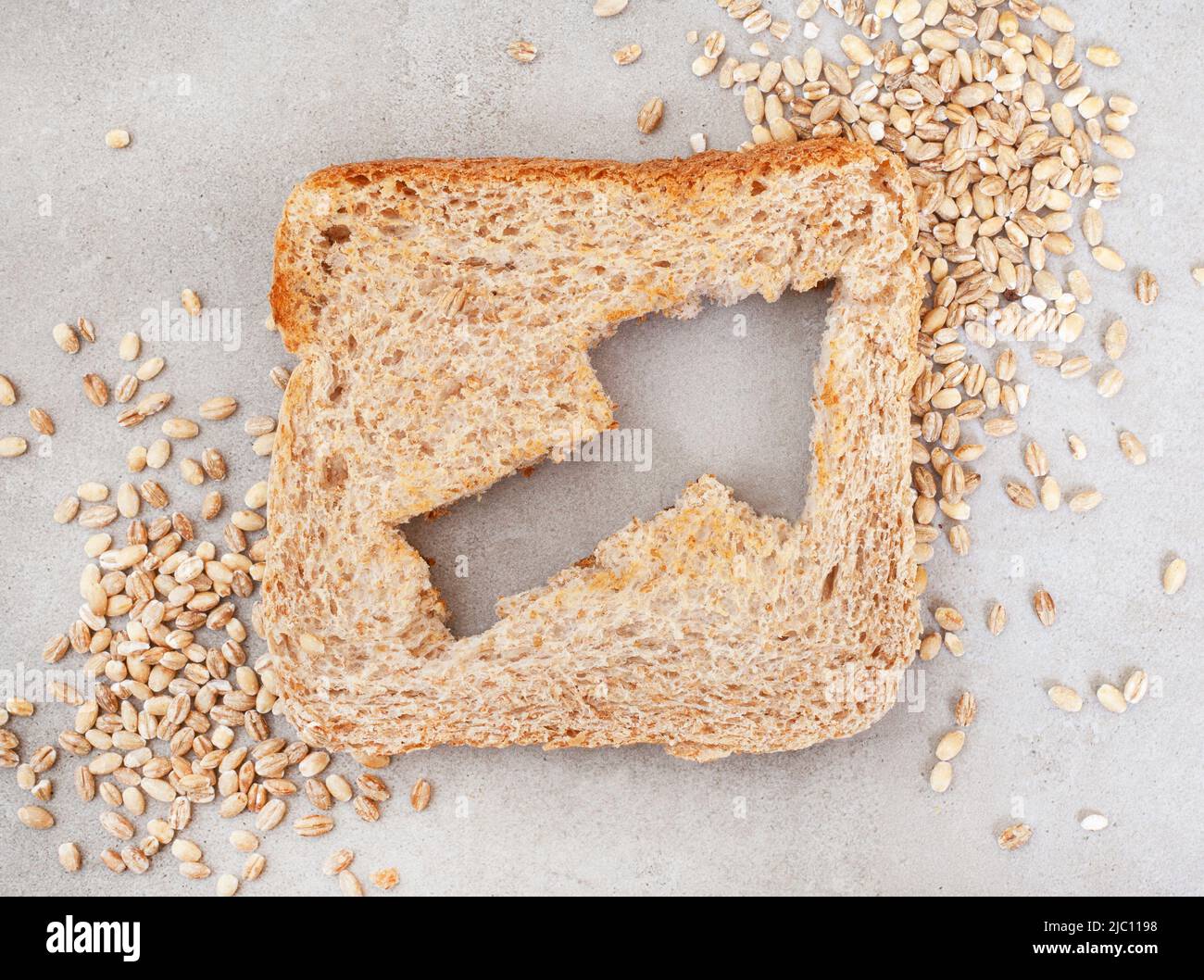 Pain brun avec une flèche coupée indiquant une augmentation du coût du pain et des aliments de base dans le monde entier Banque D'Images