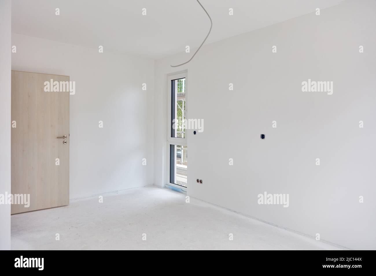 Blanc chambre vide après travaux de peinture à la maison de rénovation Banque D'Images