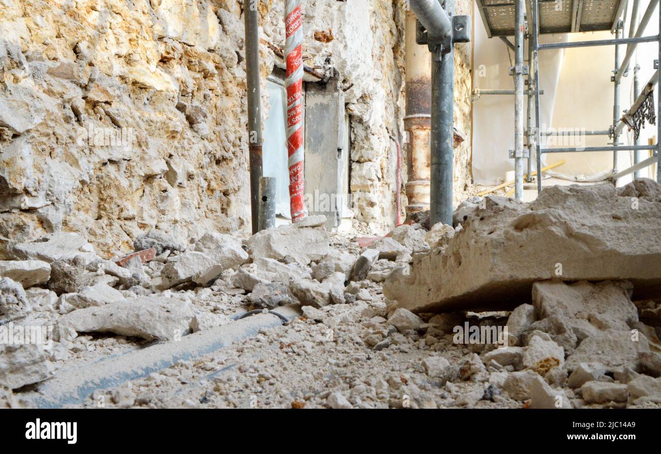 Rénovation de la façade d'un immeuble ancien avec de vieilles pierres. C'est un travail de maçonnerie méticuleux. Banque D'Images