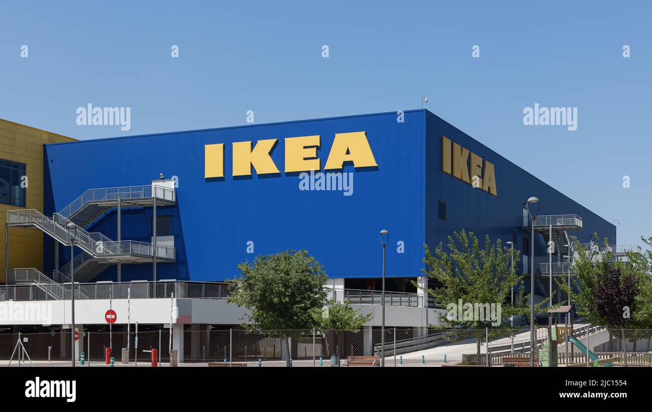 ALFAFAR, ESPAGNE - 06 JUIN 2022 : IKEA est une multinationale suédoise qui conçoit et vend des meubles, des appareils de cuisine et des accessoires domestiques Banque D'Images