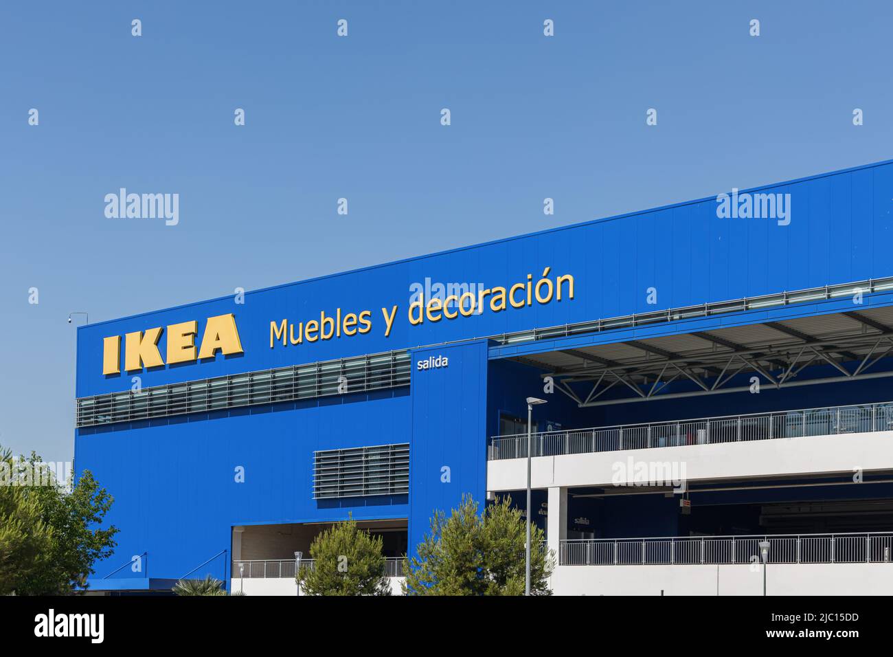 ALFAFAR, ESPAGNE - 06 JUIN 2022 : IKEA est une multinationale suédoise qui conçoit et vend des meubles, des appareils de cuisine et des accessoires domestiques Banque D'Images