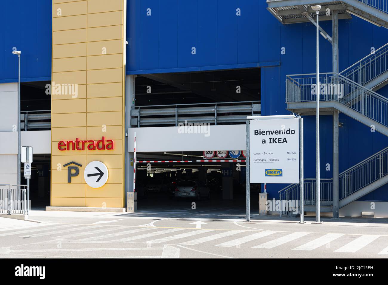 ALFAFAR, ESPAGNE - 06 JUIN 2022 : IKEA est une multinationale suédoise qui conçoit et vend des meubles, des appareils de cuisine et des accessoires domestiques Banque D'Images