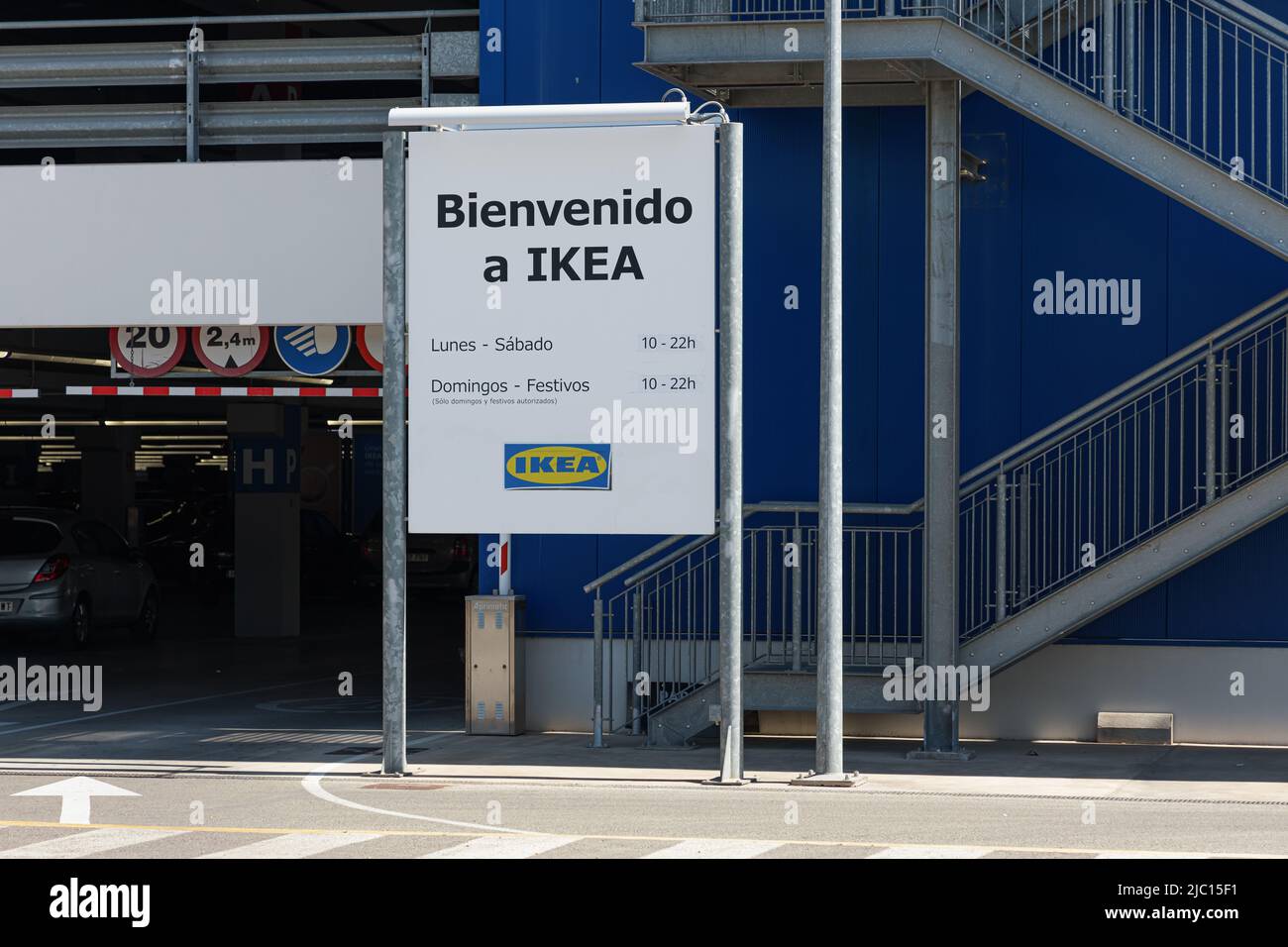 ALFAFAR, ESPAGNE - 06 JUIN 2022 : IKEA est une multinationale suédoise qui conçoit et vend des meubles, des appareils de cuisine et des accessoires domestiques Banque D'Images