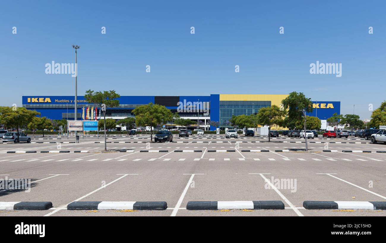 ALFAFAR, ESPAGNE - 06 JUIN 2022 : IKEA est une multinationale suédoise qui conçoit et vend des meubles, des appareils de cuisine et des accessoires domestiques Banque D'Images