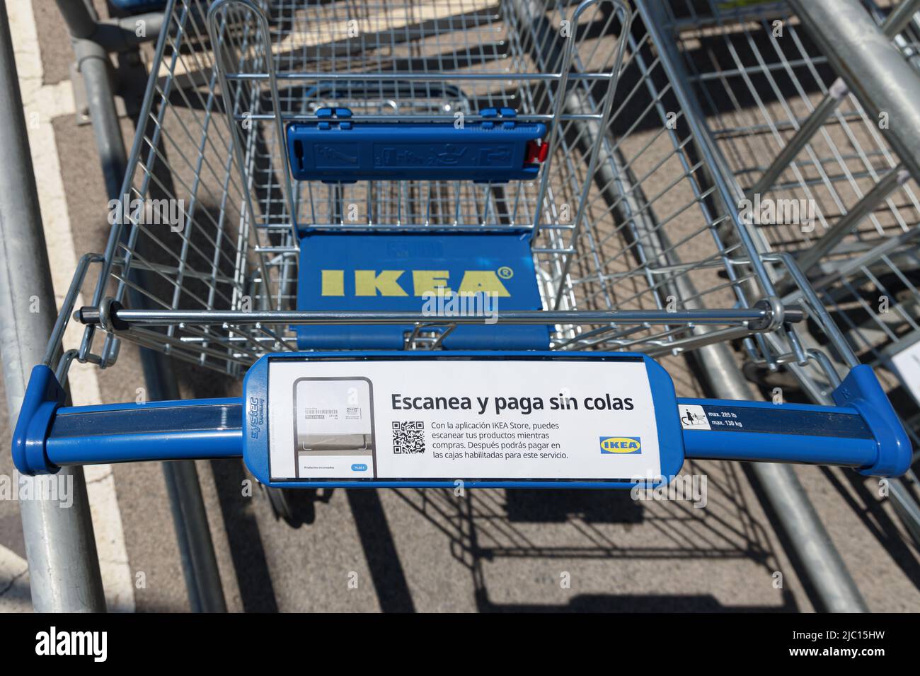 ALFAFAR, ESPAGNE - 06 JUIN 2022 : IKEA est une multinationale suédoise qui conçoit et vend des meubles, des appareils de cuisine et des accessoires domestiques Banque D'Images
