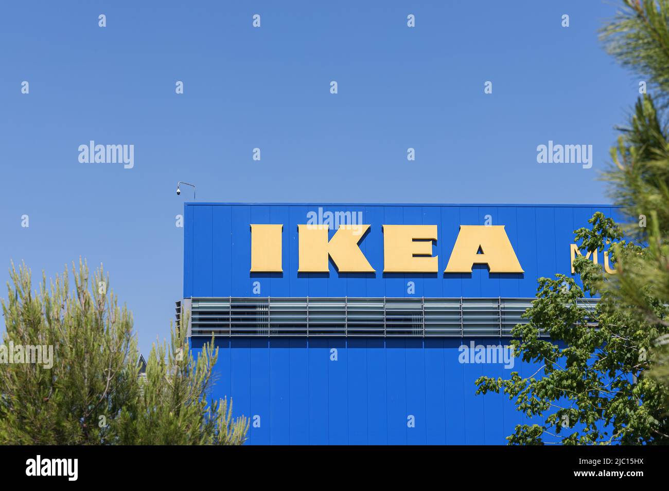 ALFAFAR, ESPAGNE - 06 JUIN 2022 : IKEA est une multinationale suédoise qui conçoit et vend des meubles, des appareils de cuisine et des accessoires domestiques Banque D'Images