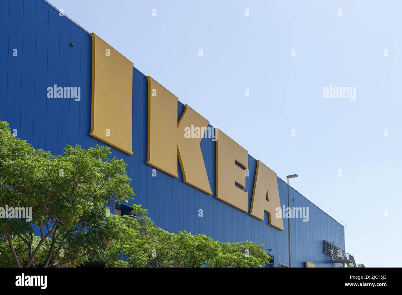 ALFAFAR, ESPAGNE - 06 JUIN 2022 : IKEA est une multinationale suédoise qui conçoit et vend des meubles, des appareils de cuisine et des accessoires domestiques Banque D'Images