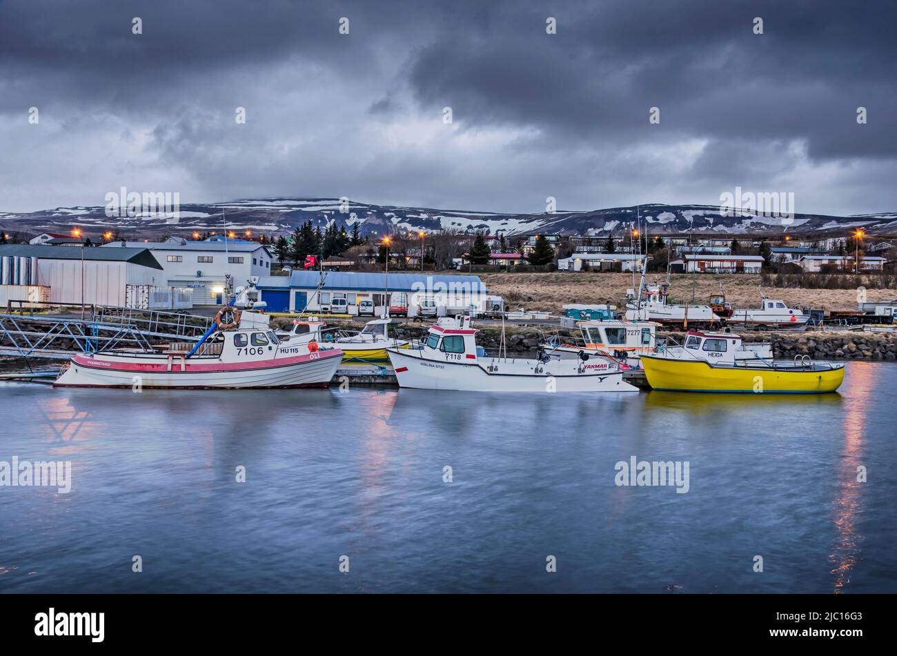 Hvammstangi, Islande, 30 avril 2022 : nuages sombres au-dessus du port de la ville au crépuscule Banque D'Images