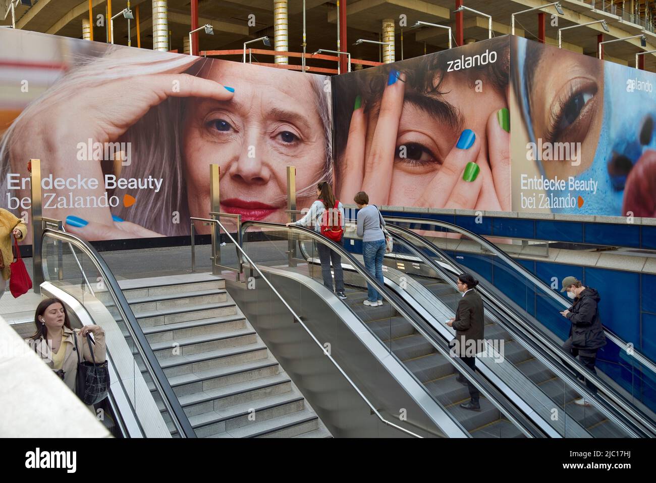 De grandes affiches publicitaires sur les escaliers jusqu'au métro pour cacher le chantier de construction derrière, Allemagne, Rhénanie-du-Nord-Westphalie, Basse-Rhin, Düsseldorf Banque D'Images