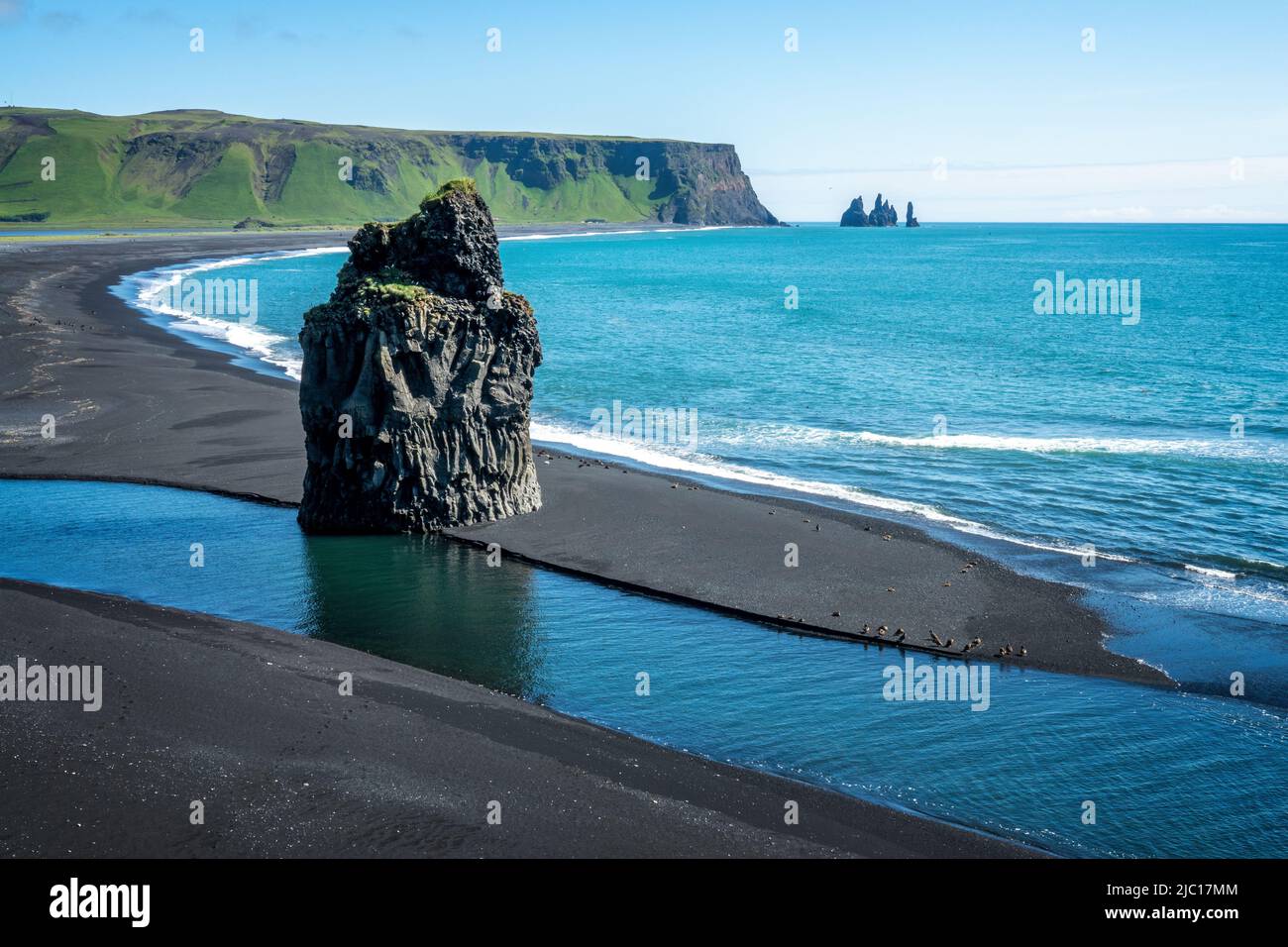 Vue sur Reynisfjara, une célèbre plage de sable noir sur la côte sud de l'Islande Banque D'Images