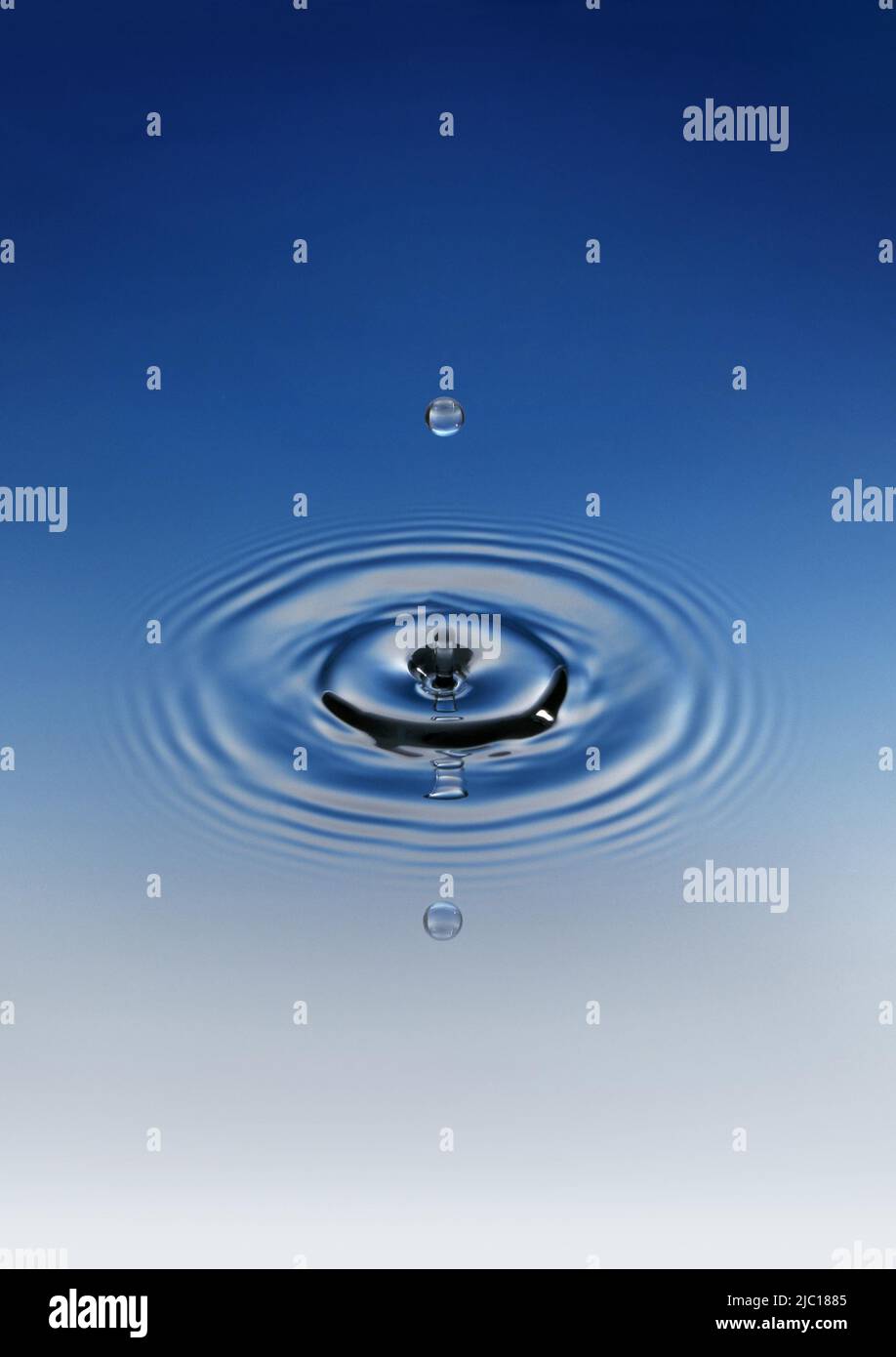 Goutte d'eau qui tombent sur la surface de l'eau Banque D'Images