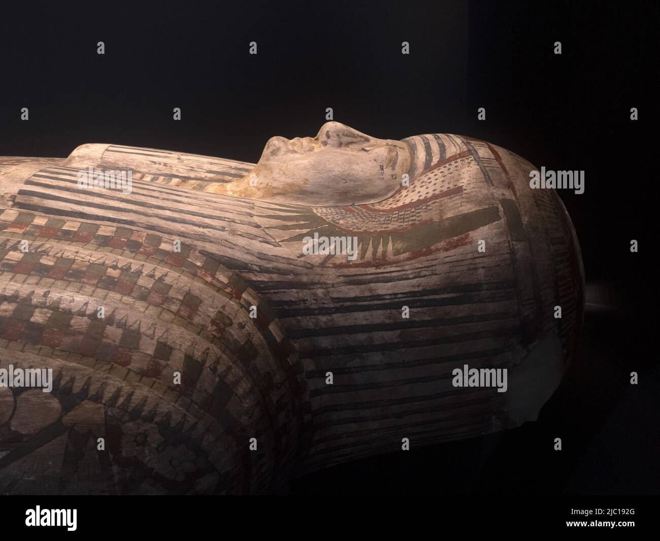 sarcophage égyptien isolé sur fond noir Banque D'Images