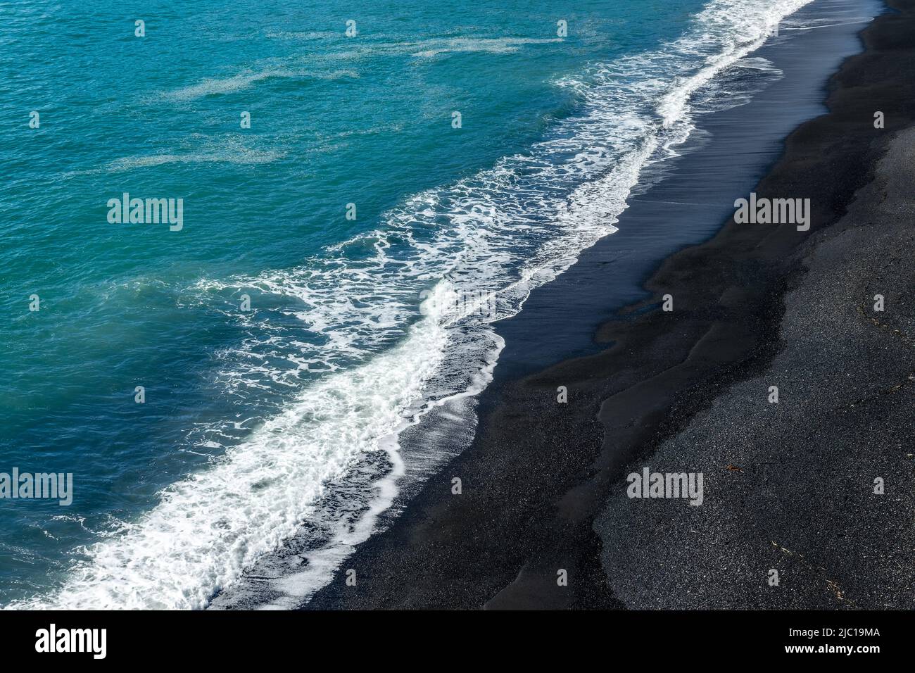 Résumé vue aérienne de la plage de sable noir de Reynisfjara en Islande Banque D'Images