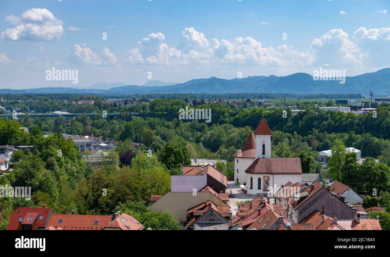 Une photo du Kranj du Sud et du paysage environnant, avec l'église Saint-Sébastien, Fabian et Roch à Pungart et la tour Pungert au fond r Banque D'Images