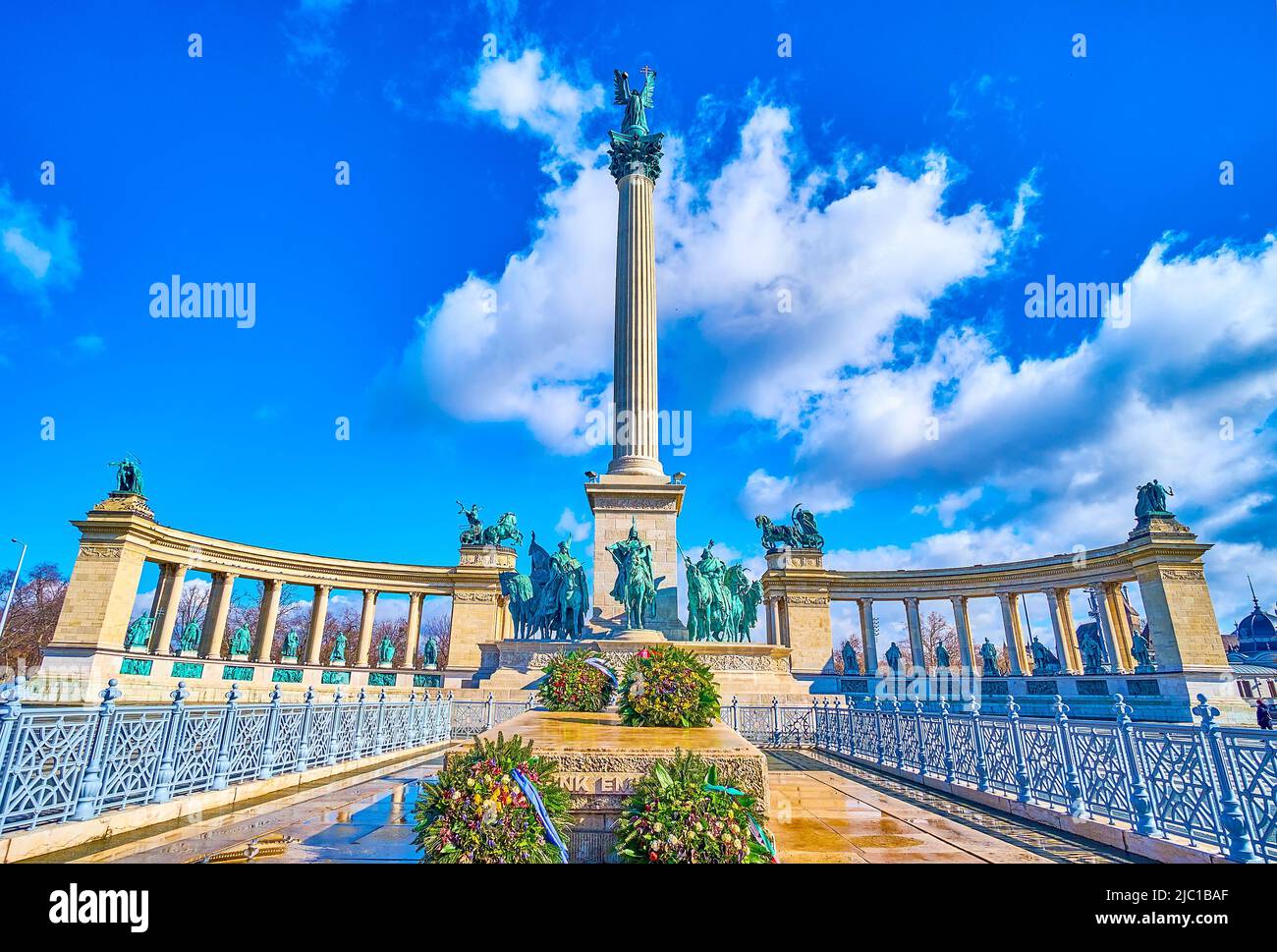Découvrez le magnifique complexe du monument du millénaire avec sa colonne haute et sa statue surmontée de l'Archange Gabriel, Budapest, Hongrie Banque D'Images