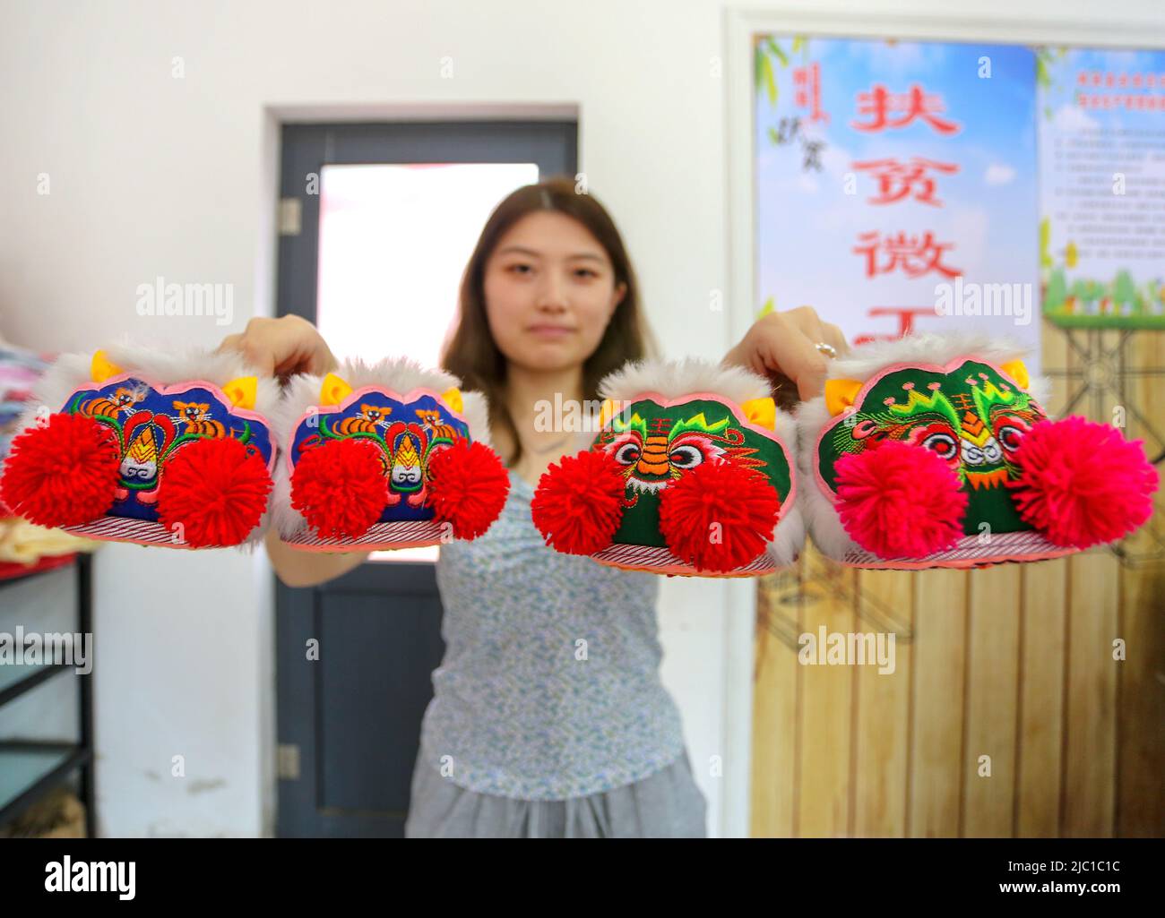HANDAN, CHINE - 9 JUIN 2022 - le client présente des chaussures à tête de tigre à Handan, dans la province de Hebei, en Chine du Nord, au 9 juin 2022. 11 juin est culturel et naturel H. Banque D'Images