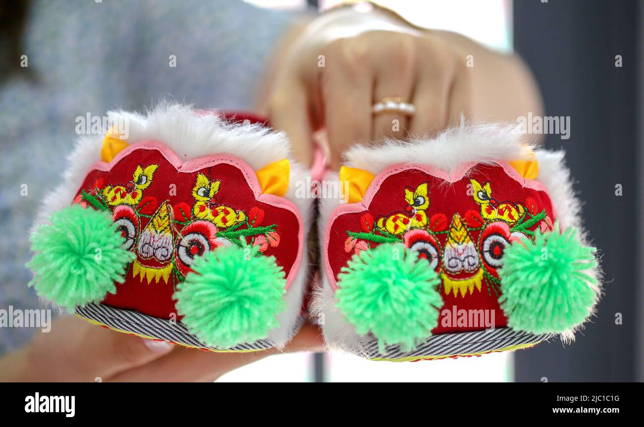 HANDAN, CHINE - 9 JUIN 2022 - le client présente des chaussures à tête de tigre à Handan, dans la province de Hebei, en Chine du Nord, au 9 juin 2022. 11 juin est culturel et naturel H. Banque D'Images