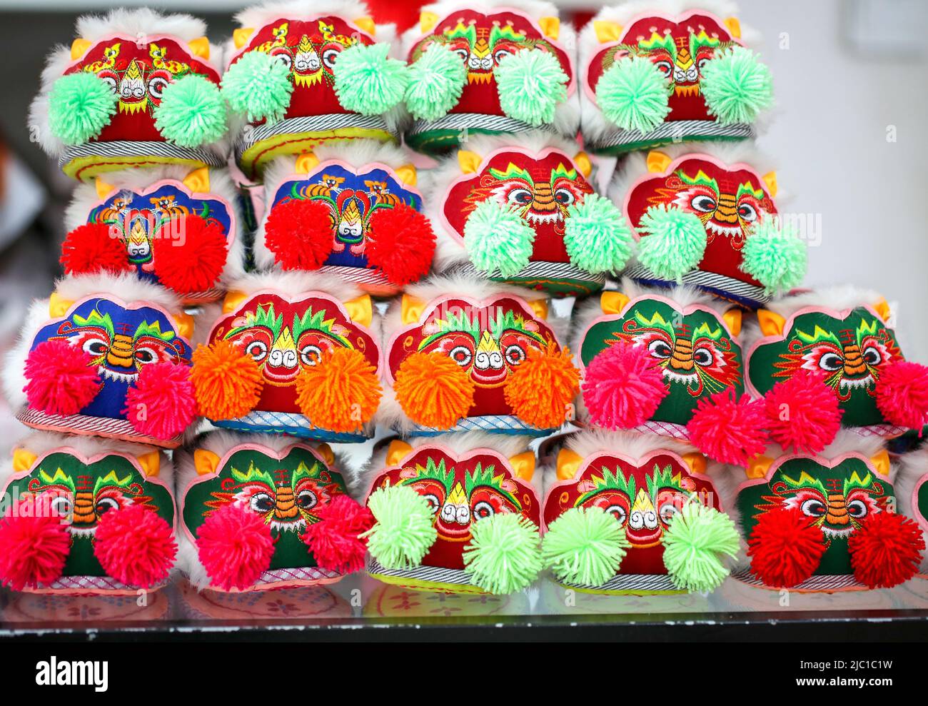 HANDAN, CHINE - 9 JUIN 2022 - des chaussures à tête de tigre sont vues dans une salle d'exposition à Handan, province de Hebei, Chine, 9 juin 2022. 11 juin est culturel et Banque D'Images