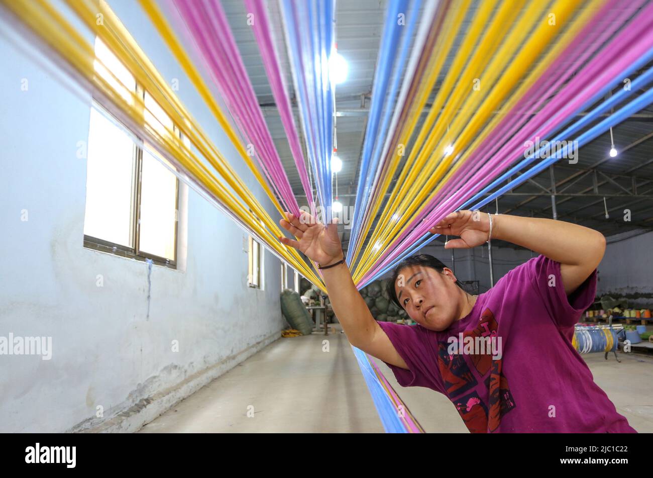 HANDAN, CHINE - 9 JUIN 2022 - Un ouvrier travaille dans un atelier textile à Handan, province de Hebei, Chine, 9 juin 2022. Banque D'Images