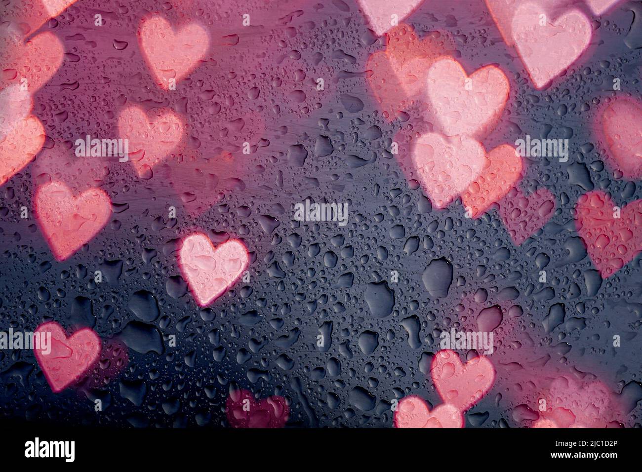 forme de coeur et gouttes de pluie sur la fenêtre Banque D'Images