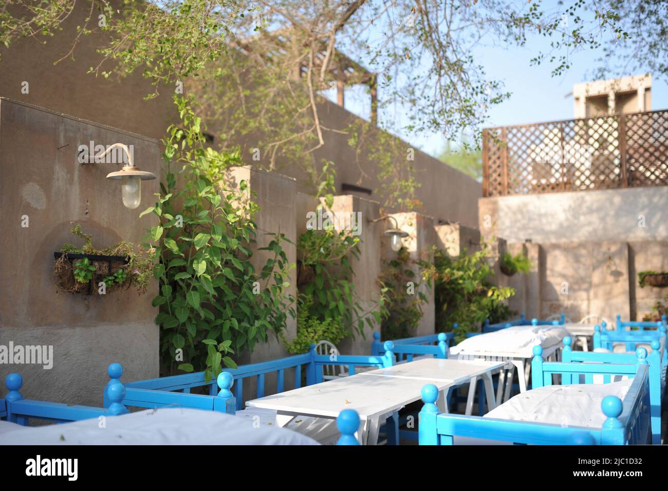 Dubaï, Émirats Arabes Unis : lits pour sièges à l'intérieur du Arabian Tea House, un charmant restaurant servant une cuisine arabe traditionnelle et du café dans le quartier historique d'Al Fahidi. Banque D'Images