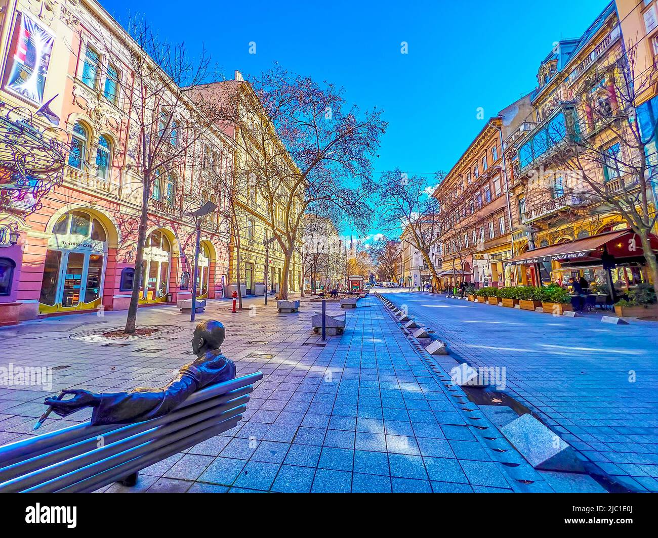BUDAPEST, HONGRIE - 23 FÉVRIER 2022 : le monument Imre Kalman au Théâtre Operetta de la rue Nagymezo, également connu sous le nom de Pest Broadway, sur 23 février in Banque D'Images