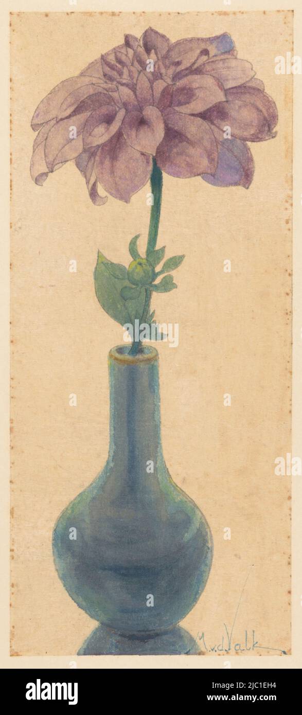 Vase en verre bleu avec lilas Dahlia, dessinateur: Maurits van der Valk, 1867 - 1935 Banque D'Images