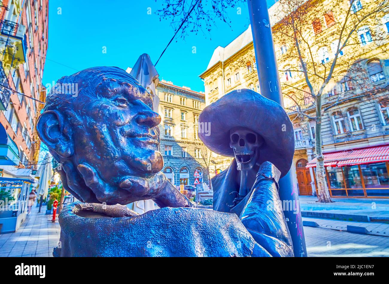 BUDAPEST, HONGRIE - 23 FÉVRIER 2022 : la statue inhabituelle du comédien hongrois Geza Hofi avec sa mort, rue Nagymezo, sur 23 février à Budapest, Banque D'Images