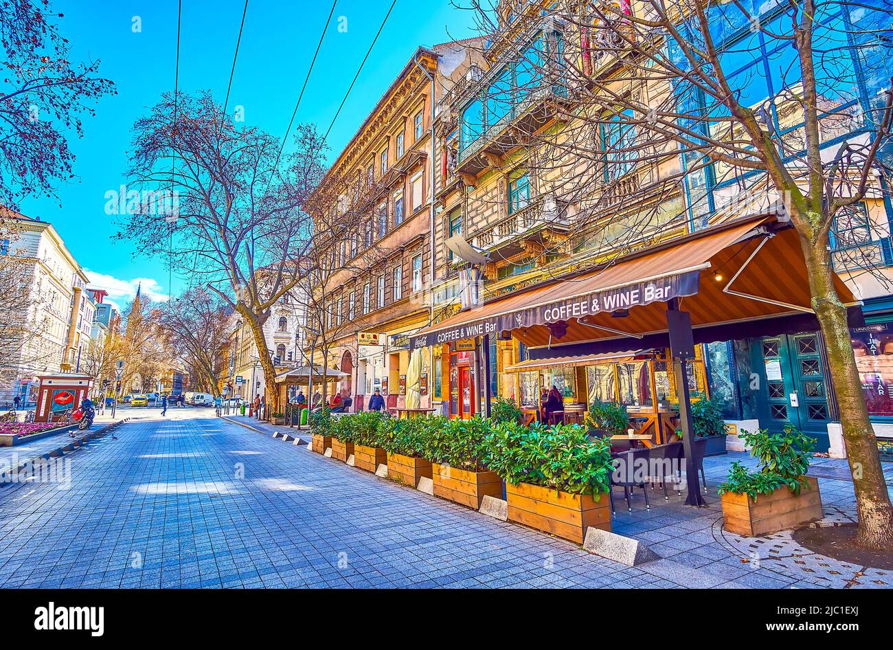 BUDAPEST, HONGRIE - 23 FÉVRIER 2022 : la terrasse extérieure pittoresque du restaurant sur la rue Nagymezo, sur 23 février à Budapest, Hongrie Banque D'Images