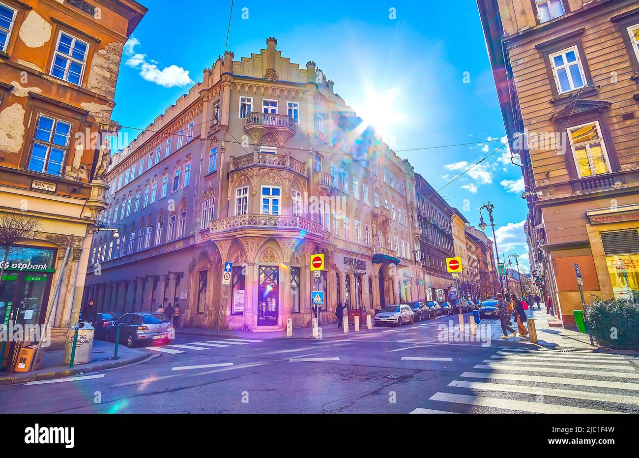 BUDAPEST, HONGRIE - 23 FÉVRIER 2022 : la façade pittoresque d'un bâtiment historique sur le carrefour de la rue Kiraly Str et de la rue Csanyi, sur 23 février à Budope Banque D'Images