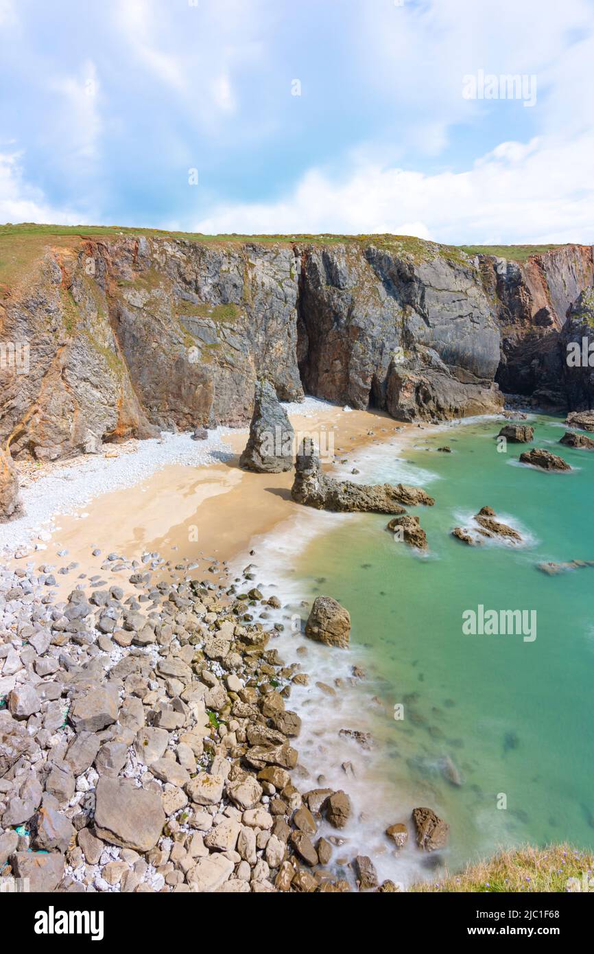 Journée de printemps ensoleillée au-dessus de Flimston Bay - Pembrokeshire, pays de Galles, Royaume-Uni Banque D'Images