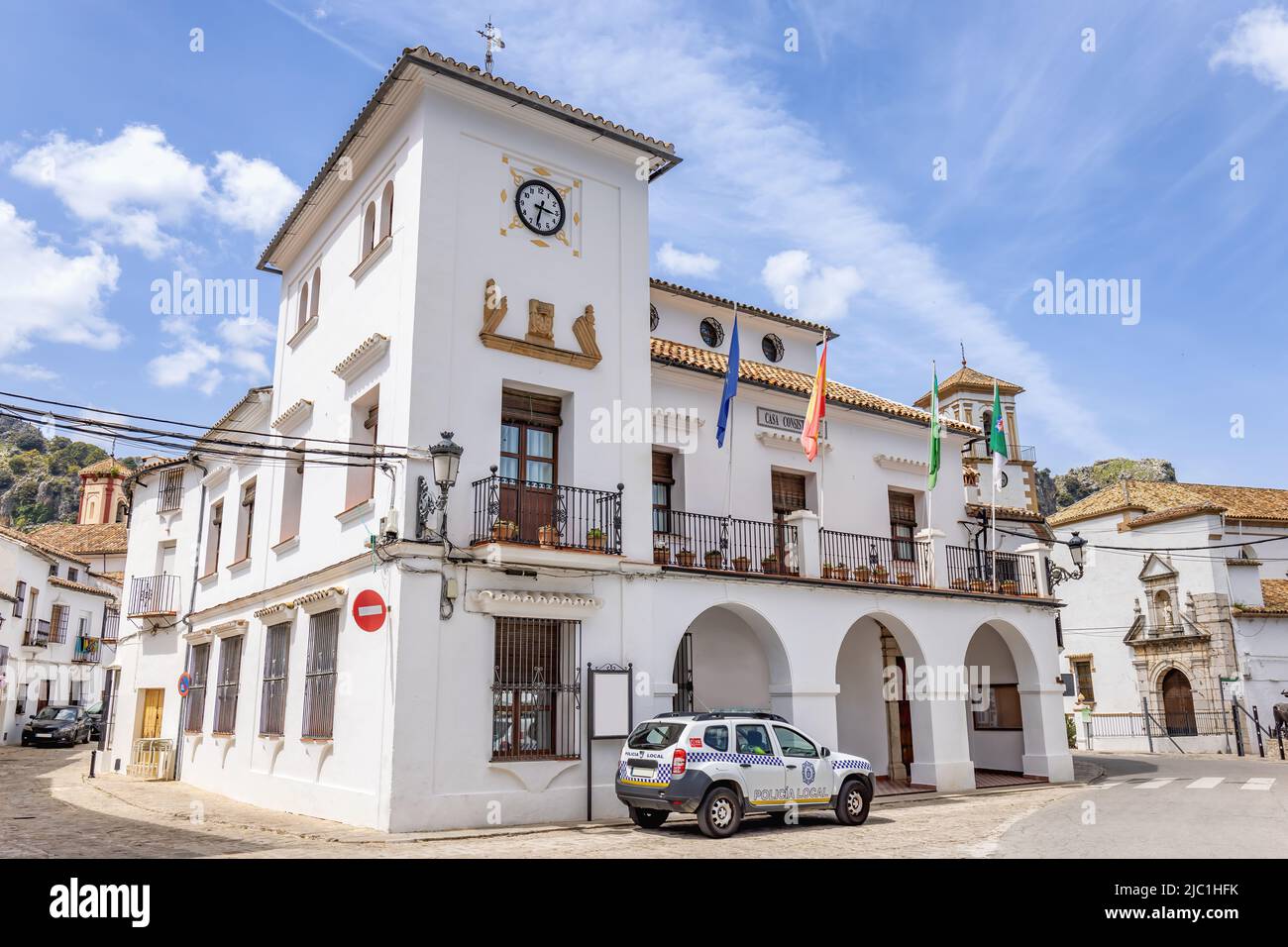 Hôtel de ville de Grazalema, considéré comme l'un des plus beaux villages blancs d'Espagne, avec une voiture de police locale (Policia local) garée à la porte et t Banque D'Images