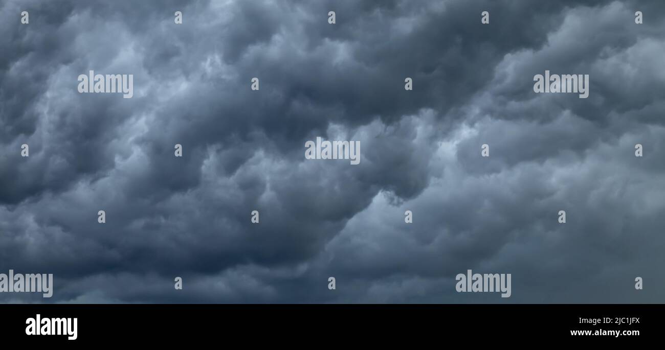 Nuages de tempête dramatiques dans le ciel Banque D'Images