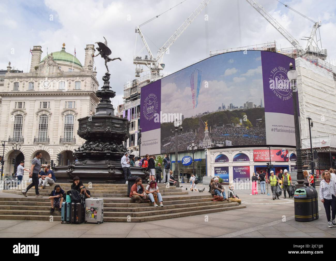 Londres, Royaume-Uni. 9th juin 2022. Des images sélectionnées du week-end du Jubilé de platine de la Reine, qui a eu lieu le 2-5 juin, ont été affichées sur le célèbre écran de Piccadilly Lights à Piccadilly Circus. Credit: Vuk Valcic/Alamy Live News Banque D'Images