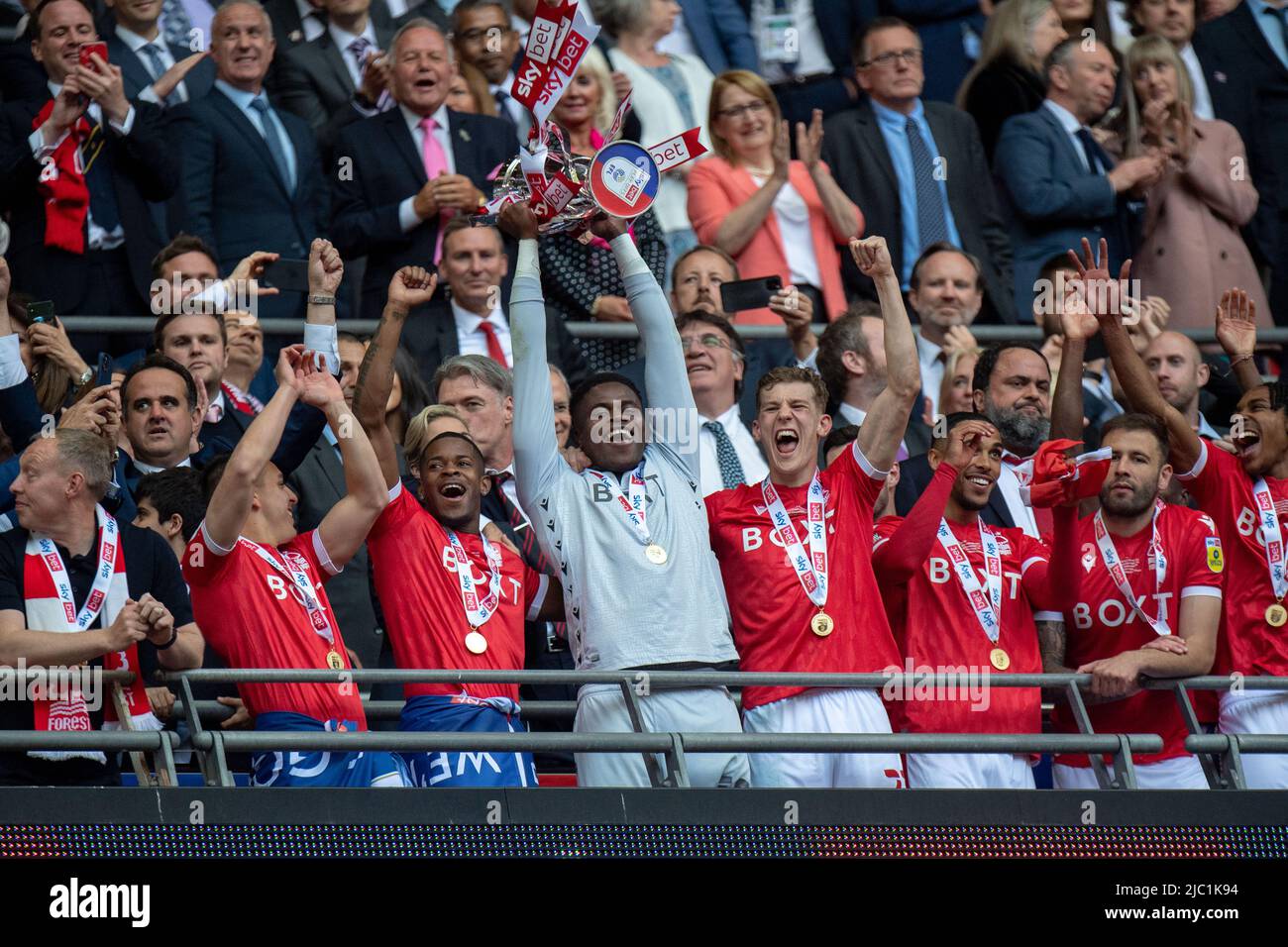 LONDRES, ANGLETERRE - 29 MAI : Brice Samba de la forêt de Nottingham a remporté le Trophée avec ses coéquipiers lors de la finale du championnat Sky Bet Banque D'Images