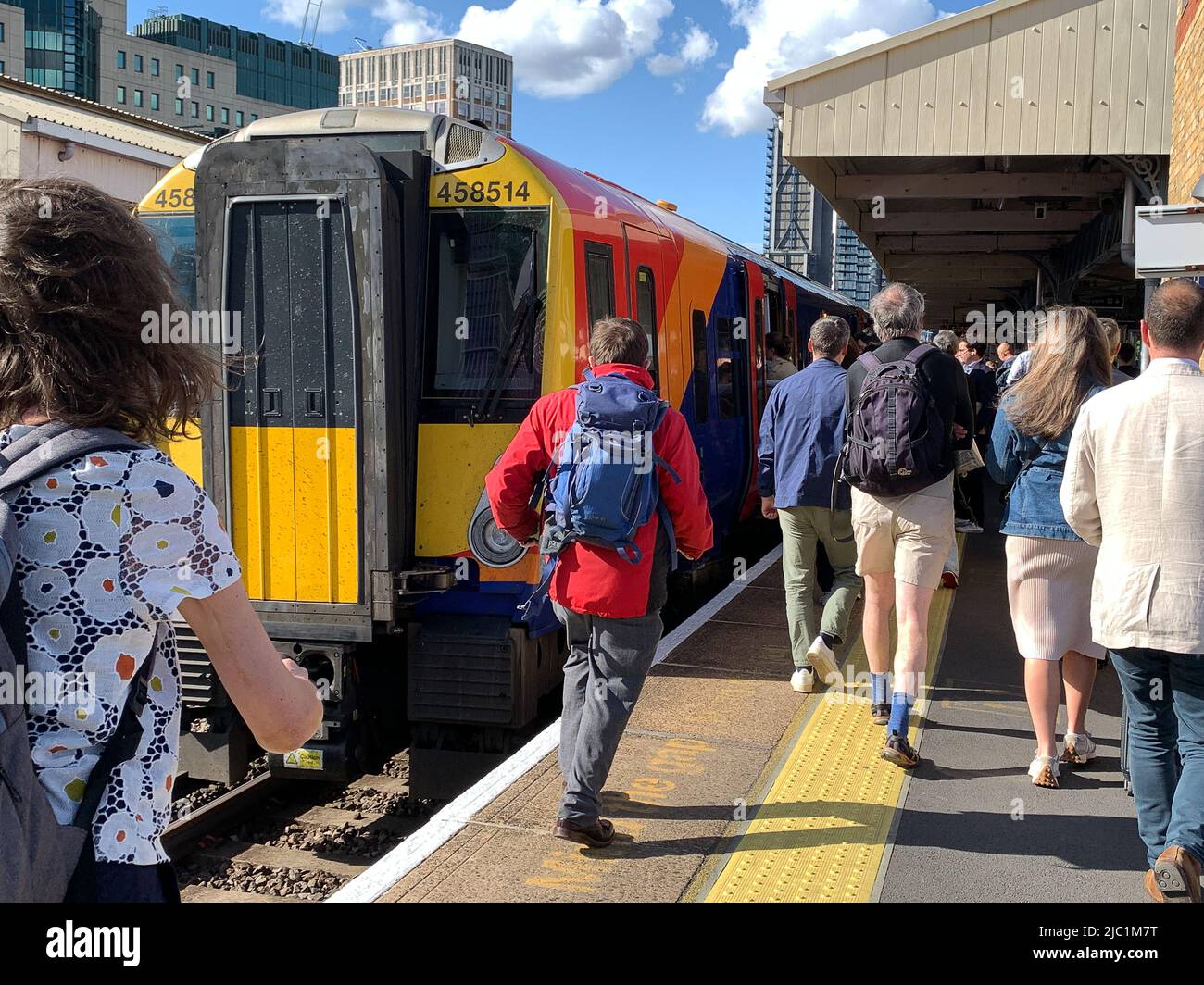 Vauxhall, Londres, Royaume-Uni. 8th juin 2022. Navetteurs à la gare de Vauxhall. Les travailleurs ferroviaires devraient sortir dans une grève nationale de trois jours vers la fin de ce mois qui devrait causer de la misère pour les voyages pour des millions de personnes. Le syndicat RMT a déclaré qu'il « va mettre à l'abri » le réseau ferroviaire du pays les 21, 23 et 25 juin après que les discussions sur les salaires et les licenciements aient été menées. Crédit : Maureen McLean/Alay Live News Banque D'Images