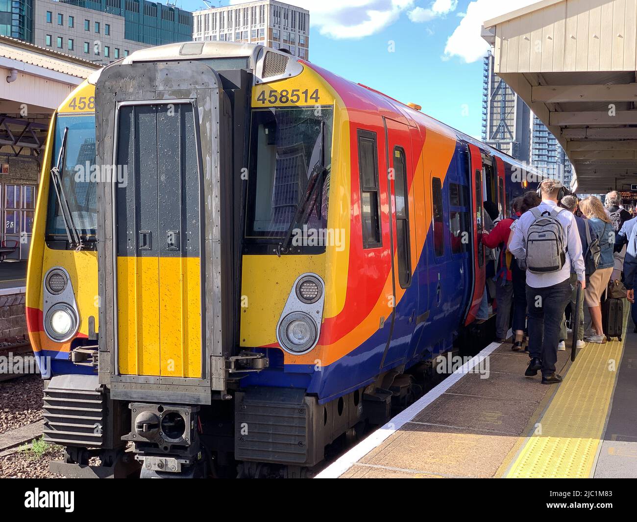 Vauxhall, Londres, Royaume-Uni. 8th juin 2022. Navetteurs à la gare de Vauxhall. Les travailleurs ferroviaires devraient sortir dans une grève nationale de trois jours vers la fin de ce mois qui devrait causer de la misère pour les voyages pour des millions de personnes. Le syndicat RMT a déclaré qu'il « va mettre à l'abri » le réseau ferroviaire du pays les 21, 23 et 25 juin après que les discussions sur les salaires et les licenciements aient été menées. Crédit : Maureen McLean/Alay Live News Banque D'Images