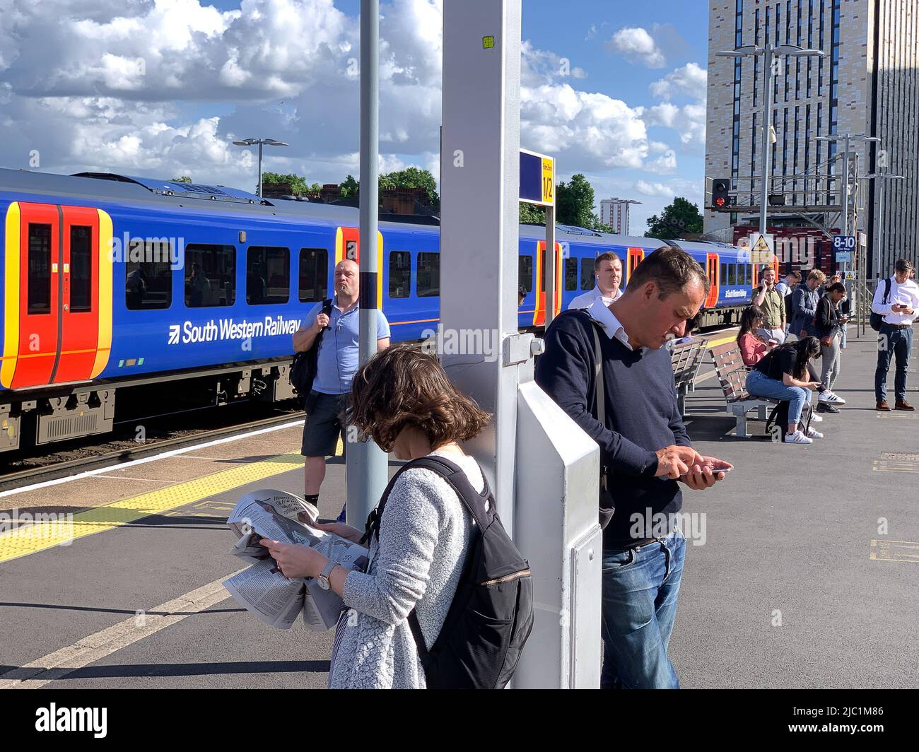 Vauxhall, Londres, Royaume-Uni. 8th juin 2022. Navetteurs à la gare de Vauxhall. Les travailleurs ferroviaires devraient sortir dans une grève nationale de trois jours vers la fin de ce mois qui devrait causer de la misère pour les voyages pour des millions de personnes. Le syndicat RMT a déclaré qu'il « va mettre à l'abri » le réseau ferroviaire du pays les 21, 23 et 25 juin après que les discussions sur les salaires et les licenciements aient été menées. Crédit : Maureen McLean/Alay Live News Banque D'Images