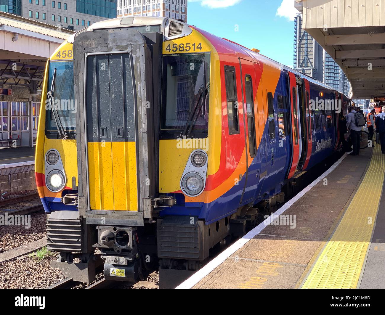 Vauxhall, Londres, Royaume-Uni. 8th juin 2022. Navetteurs à la gare de Vauxhall. Les travailleurs ferroviaires devraient sortir dans une grève nationale de trois jours vers la fin de ce mois qui devrait causer de la misère pour les voyages pour des millions de personnes. Le syndicat RMT a déclaré qu'il « va mettre à l'abri » le réseau ferroviaire du pays les 21, 23 et 25 juin après que les discussions sur les salaires et les licenciements aient été menées. Crédit : Maureen McLean/Alay Live News Banque D'Images