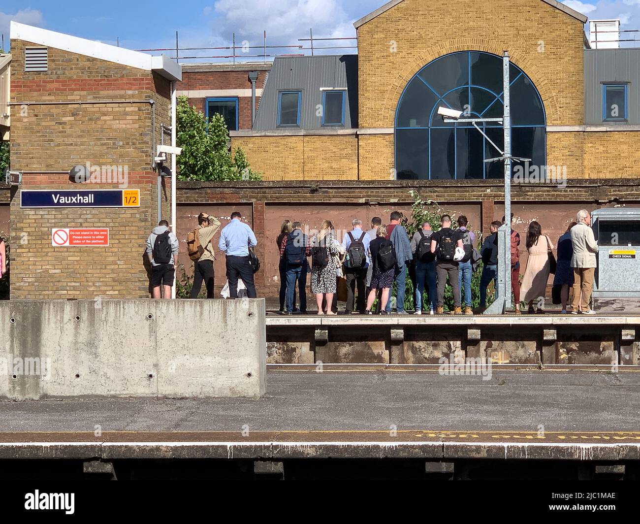 Vauxhall, Londres, Royaume-Uni. 8th juin 2022. Navetteurs à la gare de Vauxhall. Les travailleurs ferroviaires devraient sortir dans une grève nationale de trois jours vers la fin de ce mois qui devrait causer de la misère pour les voyages pour des millions de personnes. Le syndicat RMT a déclaré qu'il « va mettre à l'abri » le réseau ferroviaire du pays les 21, 23 et 25 juin après que les discussions sur les salaires et les licenciements aient été menées. Crédit : Maureen McLean/Alay Live News Banque D'Images