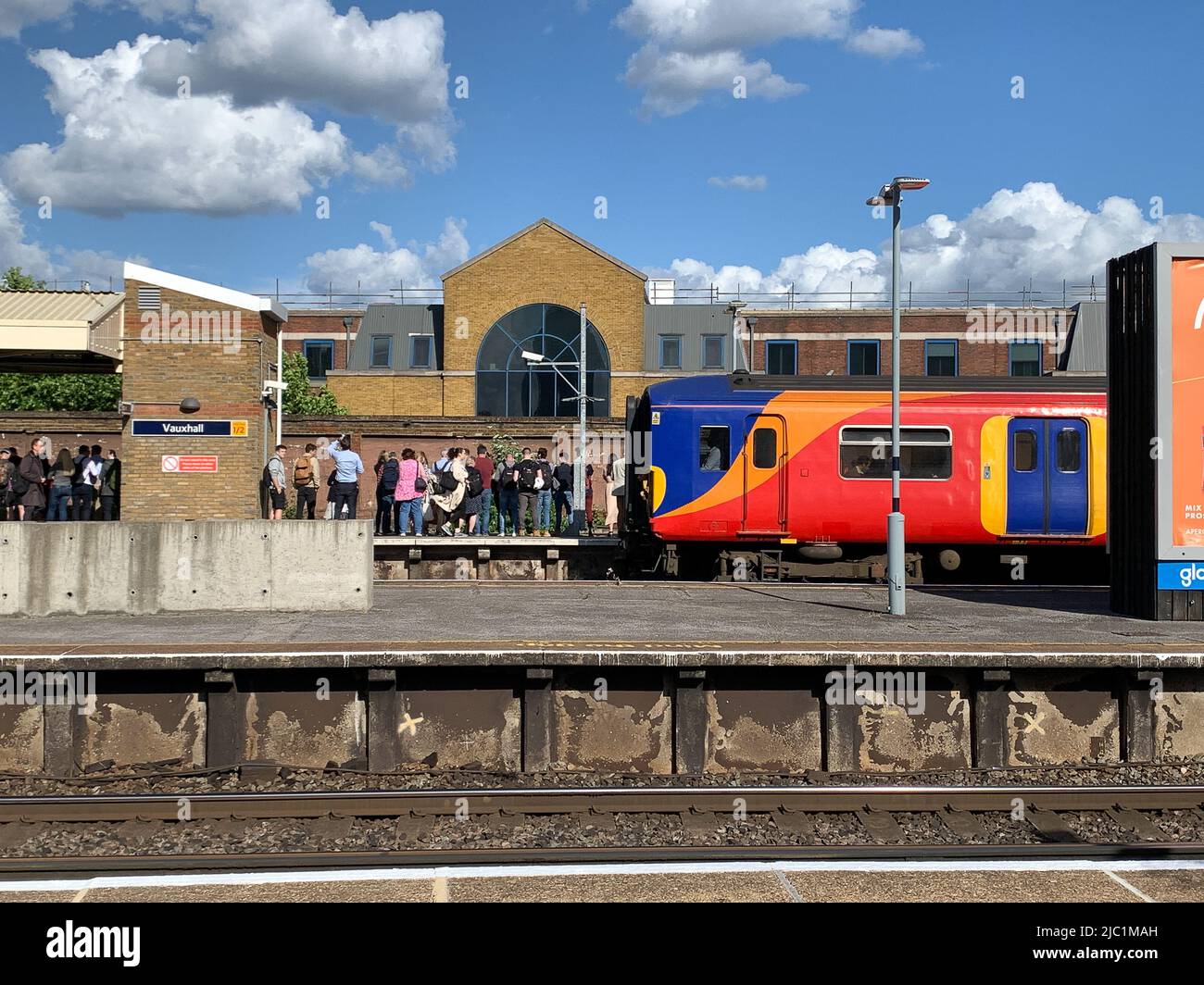 Vauxhall, Londres, Royaume-Uni. 8th juin 2022. Navetteurs à la gare de Vauxhall. Les travailleurs ferroviaires devraient sortir dans une grève nationale de trois jours vers la fin de ce mois qui devrait causer de la misère pour les voyages pour des millions de personnes. Le syndicat RMT a déclaré qu'il « va mettre à l'abri » le réseau ferroviaire du pays les 21, 23 et 25 juin après que les discussions sur les salaires et les licenciements aient été menées. Crédit : Maureen McLean/Alay Live News Banque D'Images