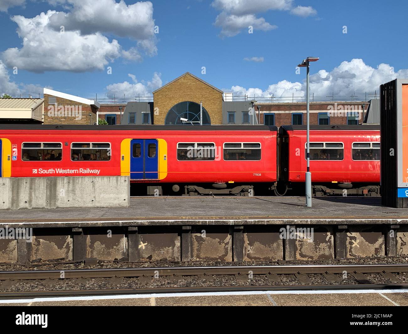 Vauxhall, Londres, Royaume-Uni. 8th juin 2022. Navetteurs à la gare de Vauxhall. Les travailleurs ferroviaires devraient sortir dans une grève nationale de trois jours vers la fin de ce mois qui devrait causer de la misère pour les voyages pour des millions de personnes. Le syndicat RMT a déclaré qu'il « va mettre à l'abri » le réseau ferroviaire du pays les 21, 23 et 25 juin après que les discussions sur les salaires et les licenciements aient été menées. Crédit : Maureen McLean/Alay Live News Banque D'Images