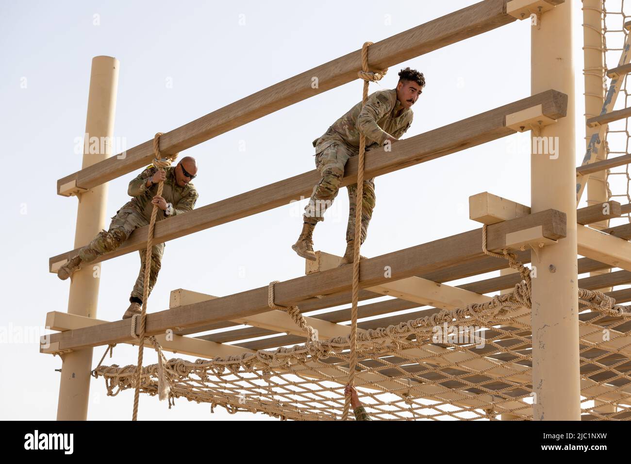 Des soldats affectés au bataillon du 1st, 124th Infantry Regiment, naviguent dans le cours d'obstacles d'assaut aérien Banque D'Images