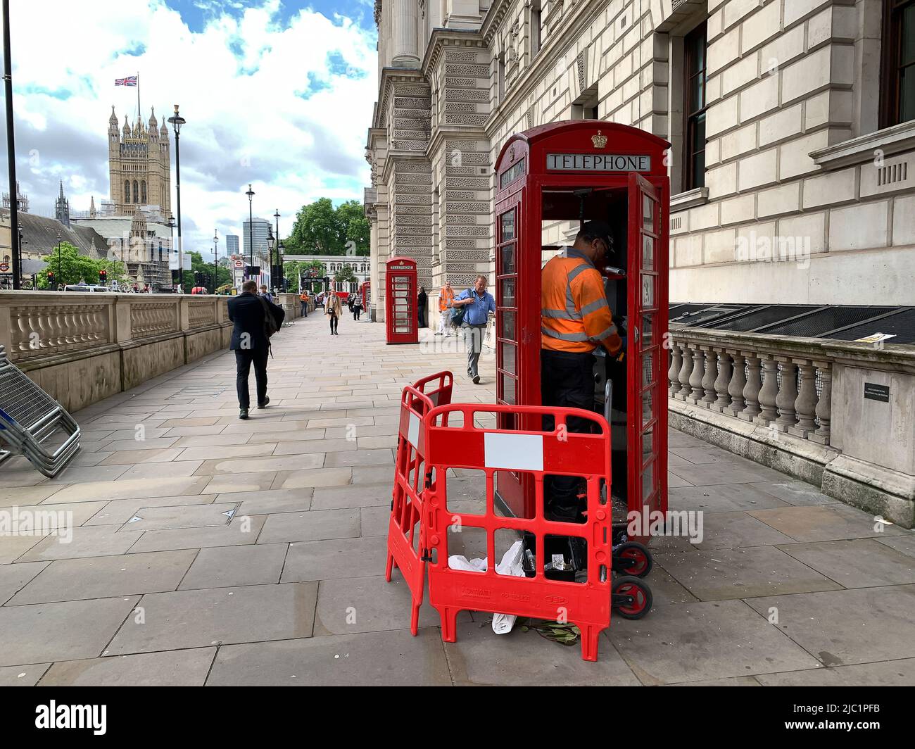Whitehall, Londres, Royaume-Uni. 9th juin 2022. Une boîte téléphonique à Whitehall, près du n° 10 Downing Street, était en cours de réparation aujourd'hui à la suite d'une explosion contrôlée par la police après qu'un colis suspect ait été laissé dans la boîte téléphonique mardi. Par la suite, l'article a été considéré comme n'étant pas lié à un risque ou à la terreur. Crédit : Maureen McLean/Alay Live News Banque D'Images