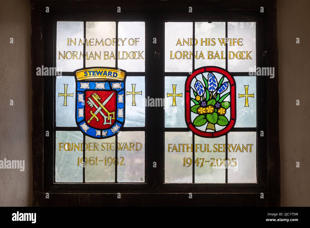Vitraux à la mémoire de Norman Baldock et de sa femme Lorna Baldock, déléguée fondatrice de la cathédrale de Guildford, Surrey, Angleterre, Royaume-Uni Banque D'Images